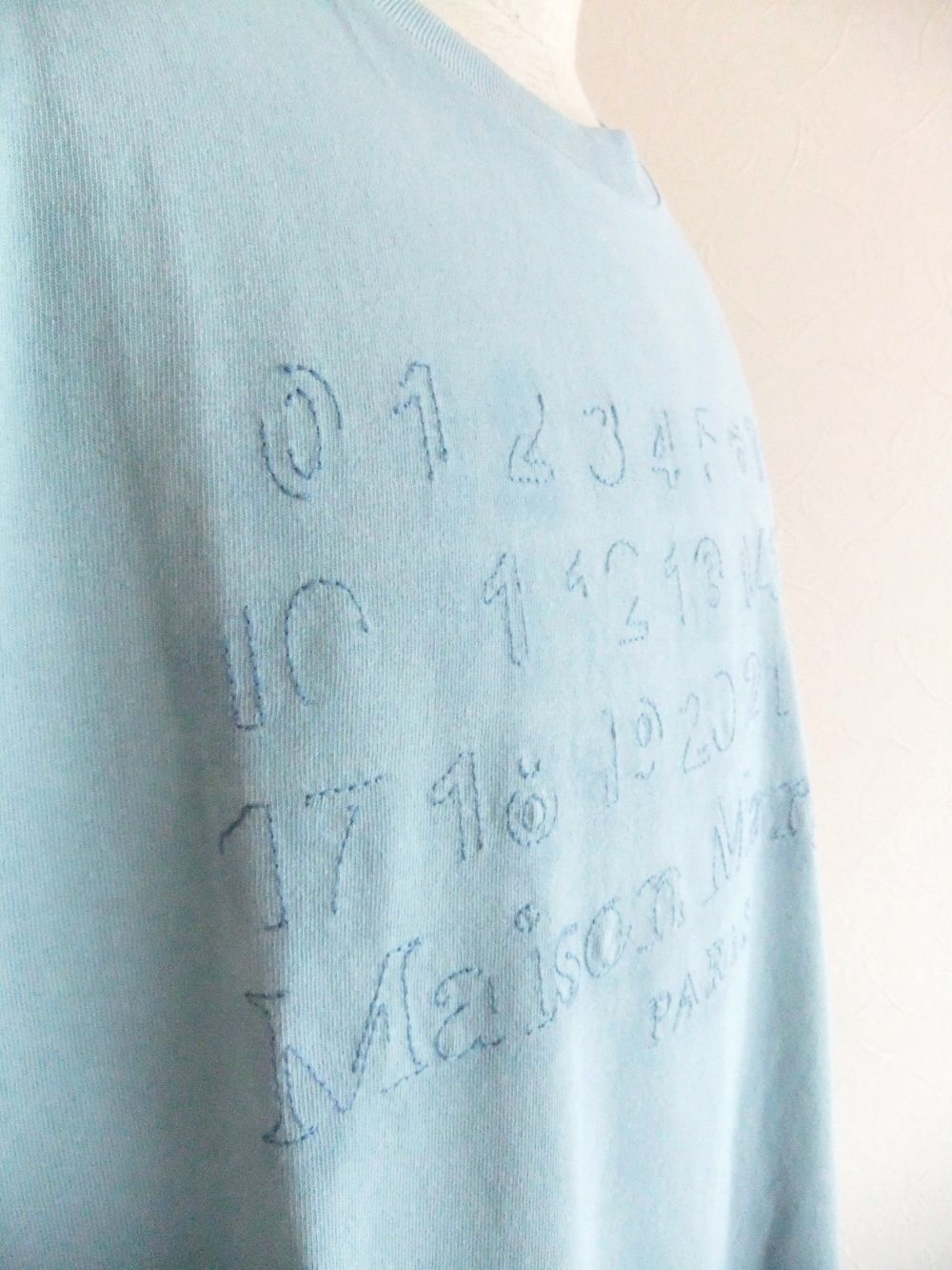 MAISON MARGIELA   (ブルー)  エンブロイダー ロゴ Tシャツ