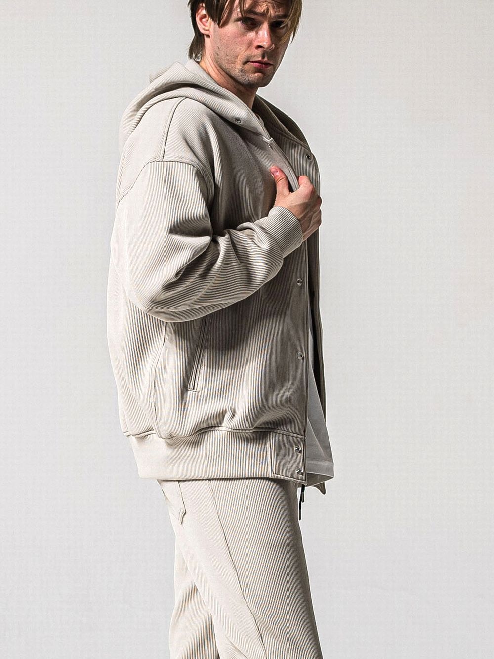 AZE VARSITY HOODIE   (グレージュ)  フード付き スタジャン