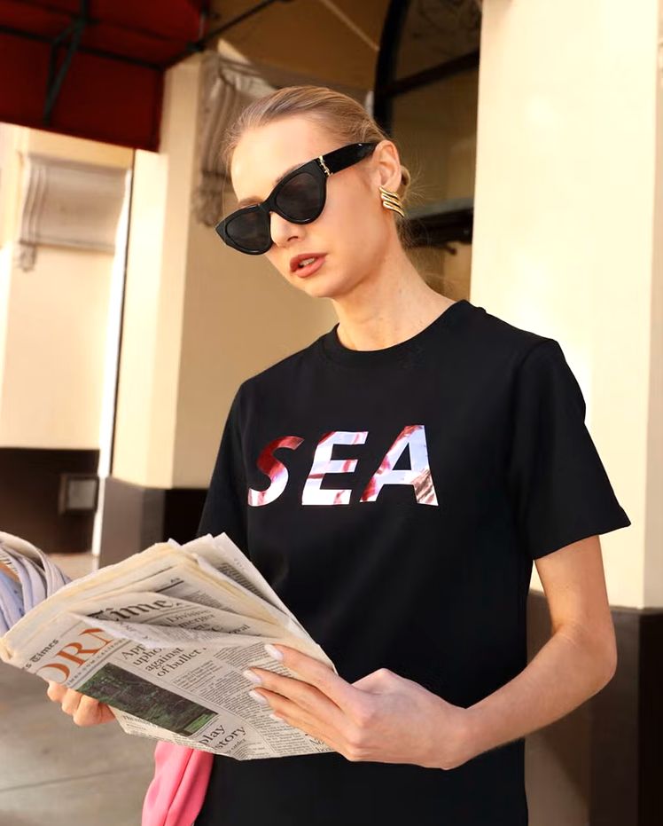 【MICALLE MICALLE Account】 SEA SURF FOIL T-SHIRT  (ブラック×メタリック ピンク)  ロゴ T-SHIRT   MAA110TEA
