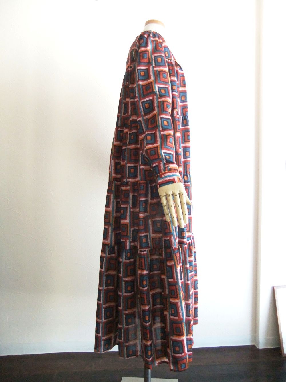 【MICALLE MICALLE】 幾何学プリント ティアード ワンピース  （レッド） MMF132DDC