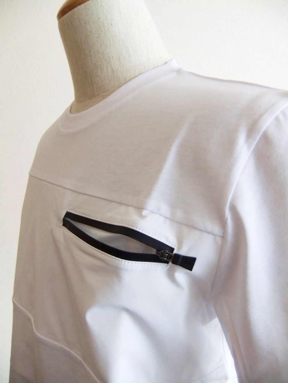 COTTON JERSEY ZIP POCKET T-SHIRT  (ホワイト) ZIP- ポケット Tシャツ