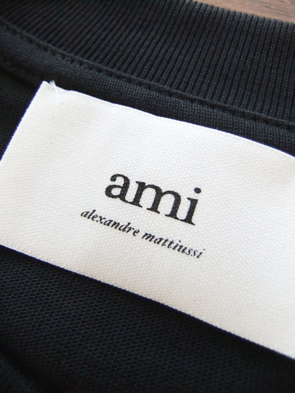【ユニセックス】AMI DE COEUR Tシャツ (ブラック×ブラック）  ロゴ半袖 Tシャツ