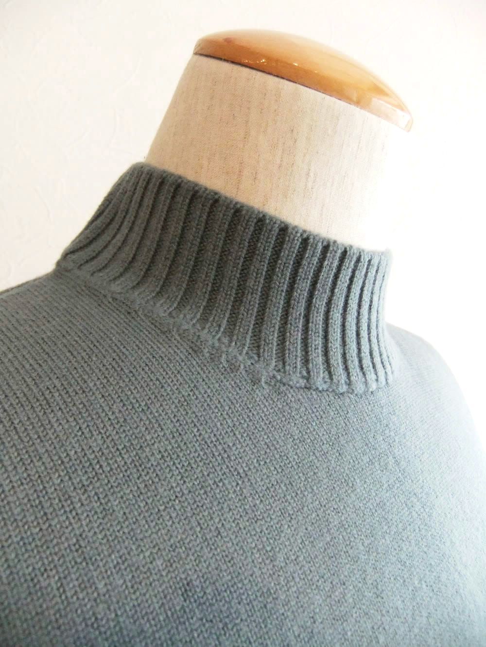 【D7M144】メリノ ミドルゲージ モックネック ニット  (ライトブルー)