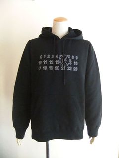 《MM➅》 Maison Margiela  (ブラック)  ロゴ プルオーバー パーカー