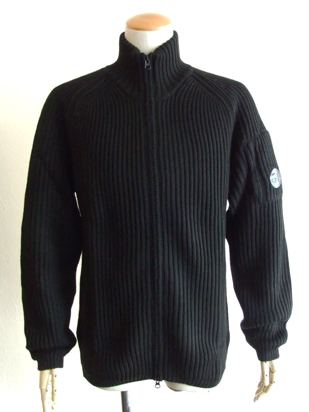 C.P. COMPANY - MERINO WOOL ZIPPED JUMPER (ブラック) リブ編みZIP