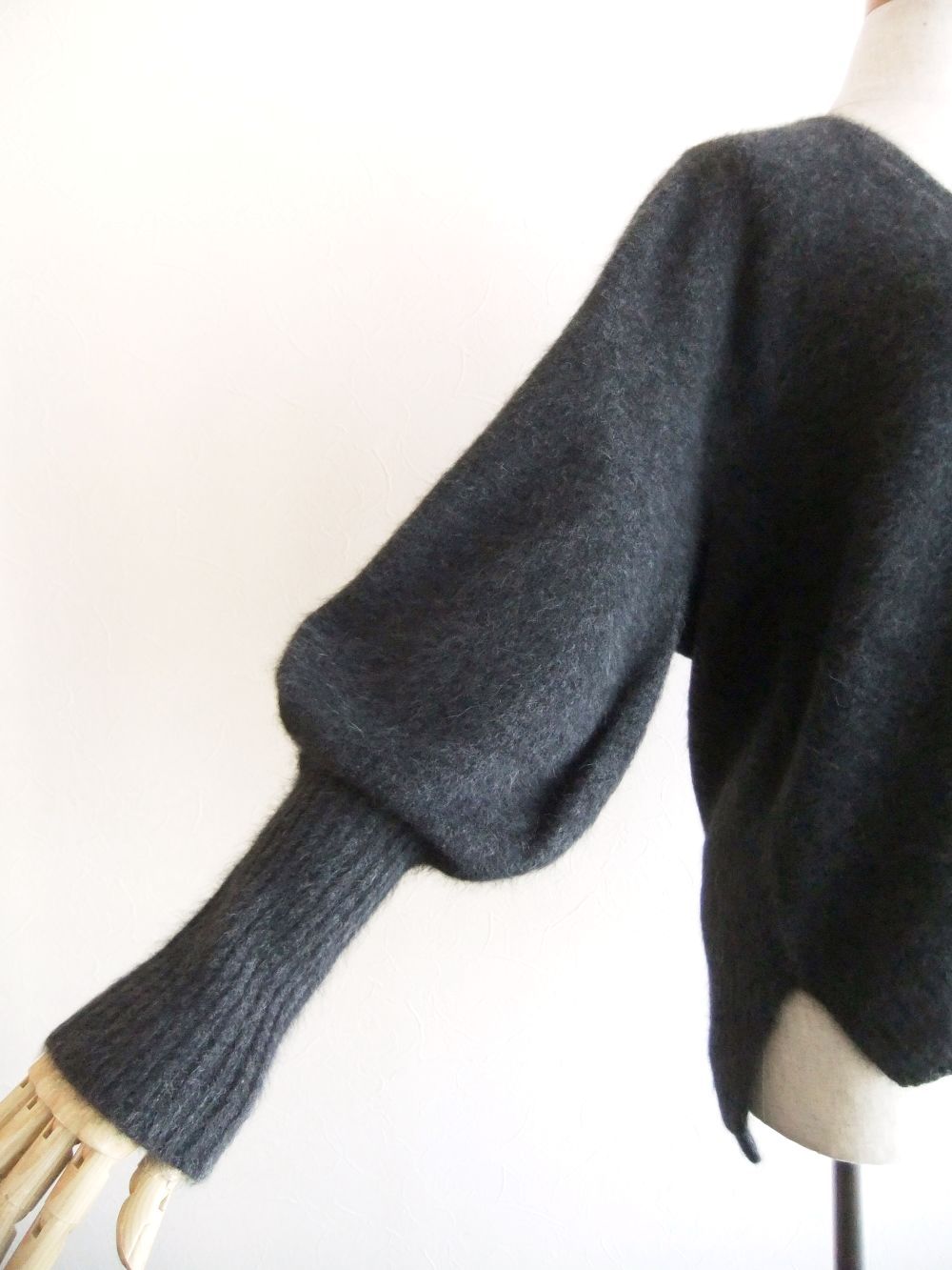Ferret Hair Drape PO  Vネック ボリュームスリーブ 3D プルオーバー  2103-0102