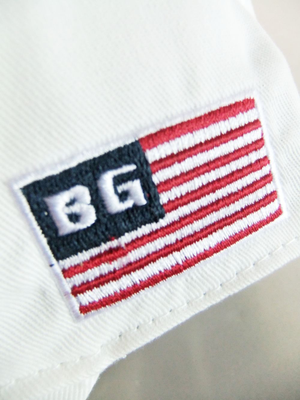 MENS BASIC FLAT VISOR CAP （ホワイト） ロゴ フラットキャップ
