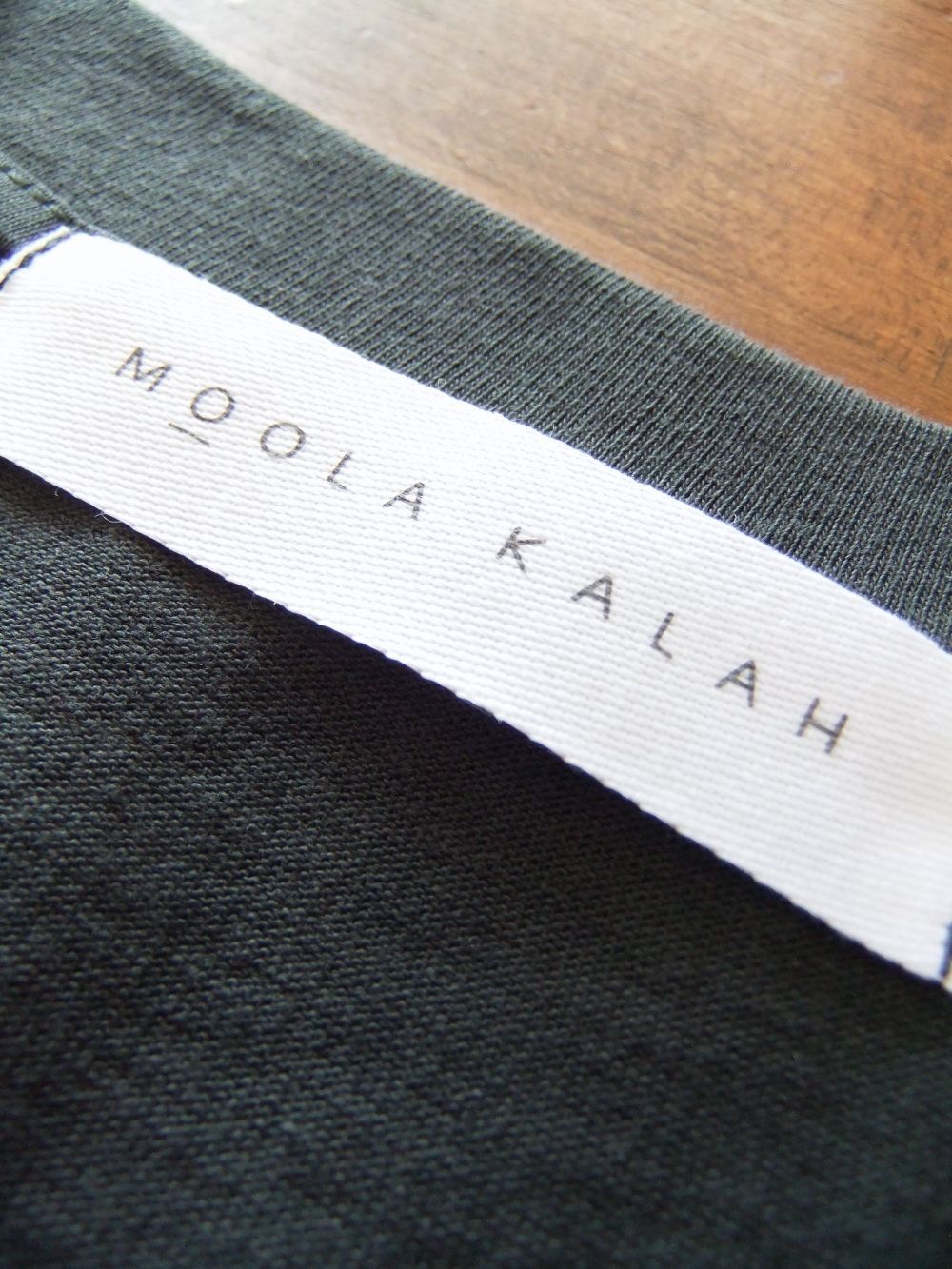 【MOOLA】 レタード オーバーサイズ Tシャツ  (チャコールグレー)  821201