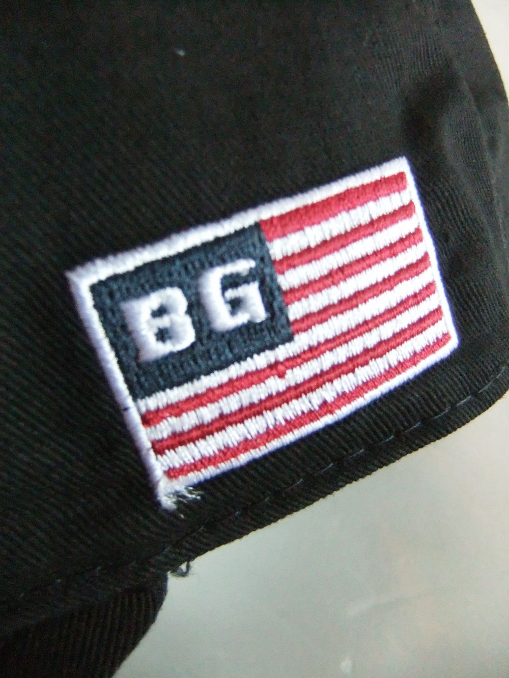 MENS BASIC FLAT VISOR CAP （ブラック） ロゴ フラットキャップ
