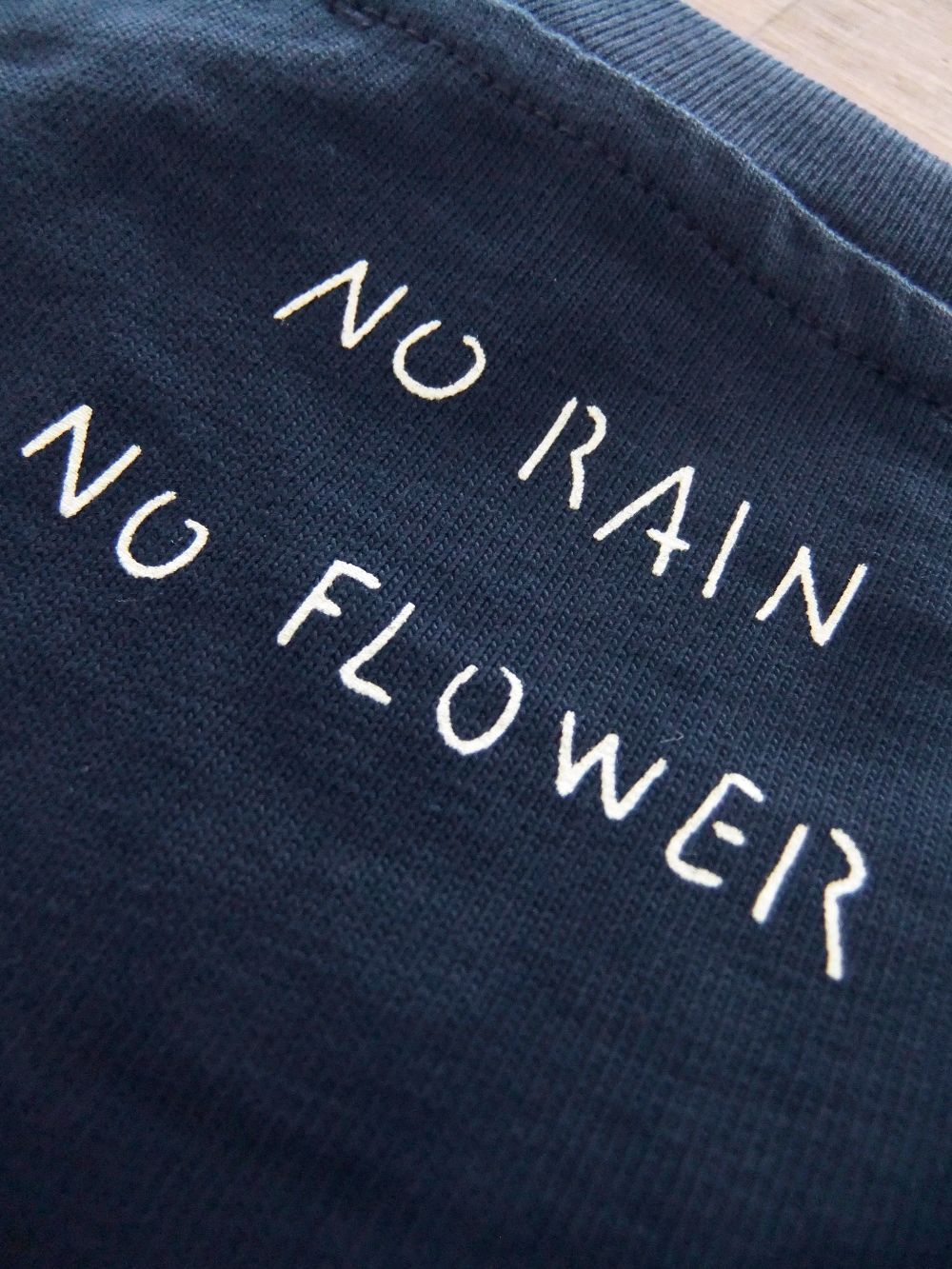 No Rain No Flower  ポケット付き クルーネック Tシャツ (ネイビー)