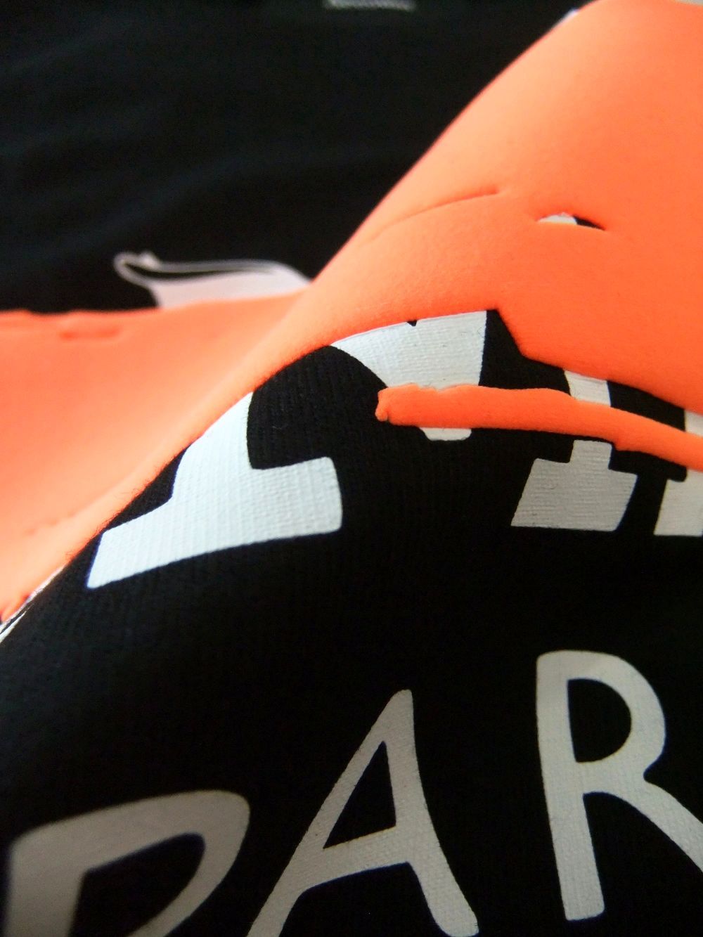 【MICALLE MICALLE Account】 HOMMAGE DORO SH T-SHIRT   (ブラック)   ロゴ T-SHIRT   MAD114TDB