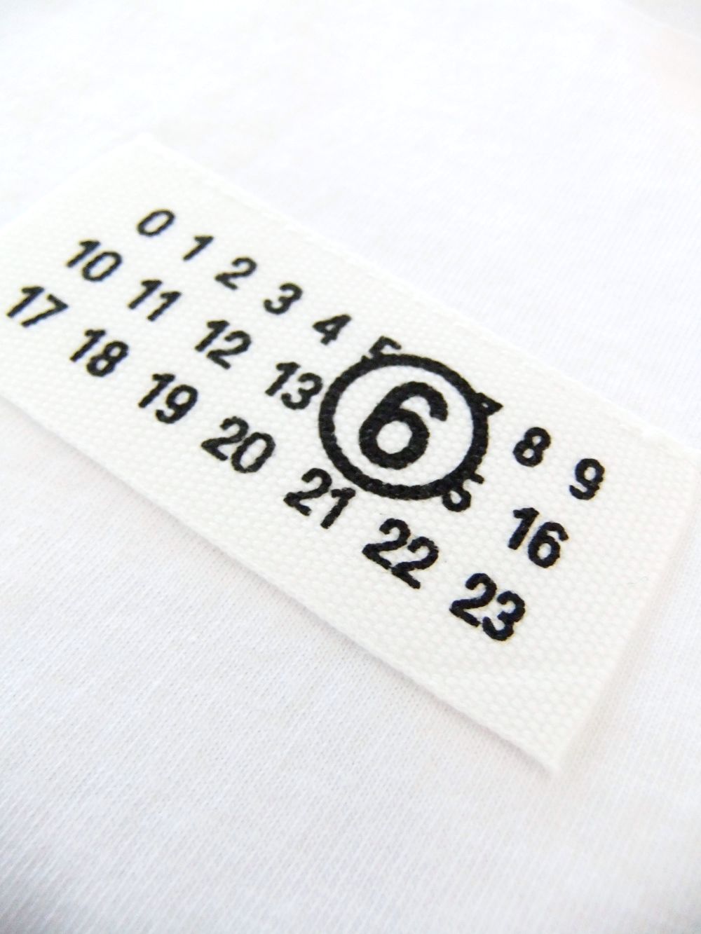 《MM➅》 Maison Margiela  6LOGO PRINT T-SHIRT (ホワイト) ロゴTシャツ