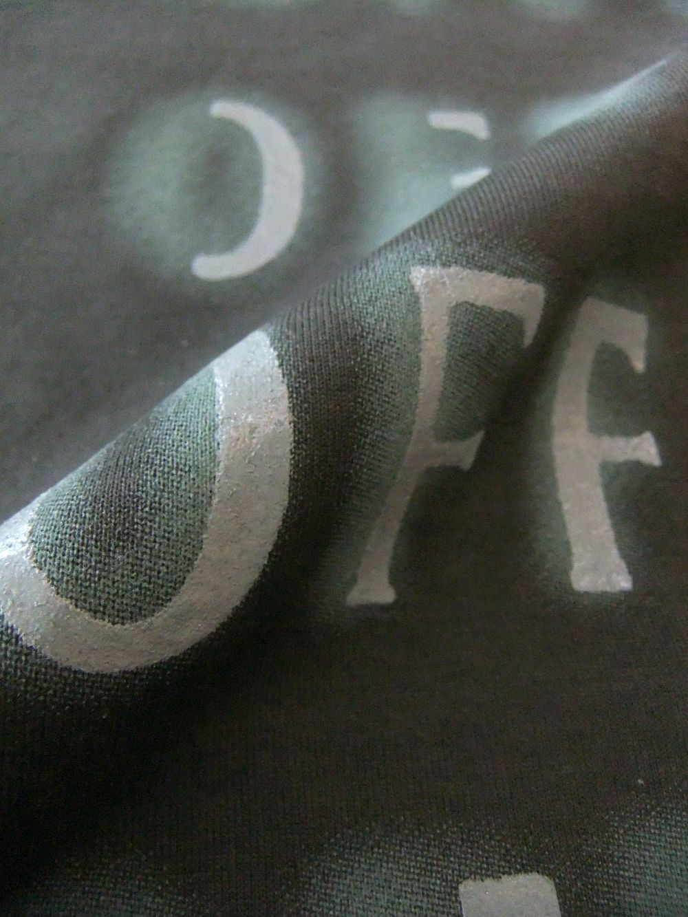 KEA   (カーキ）  ロゴ 半袖 Tシャツ