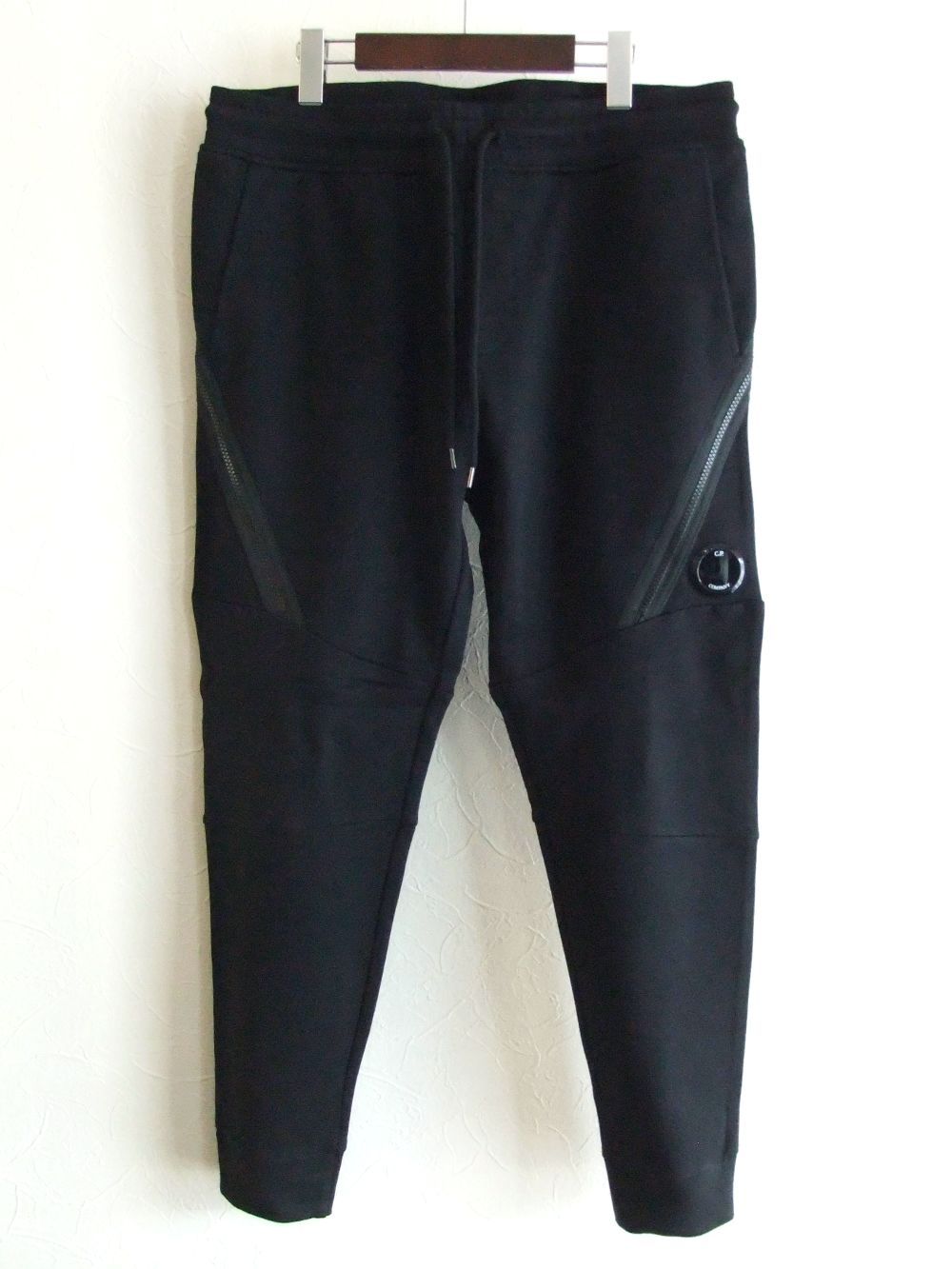 C.P. COMPANY - DIAGONAL RAISED FLEECE UTILITY SWEATPANTS ZIP スウェットパンツ |  4.444glad