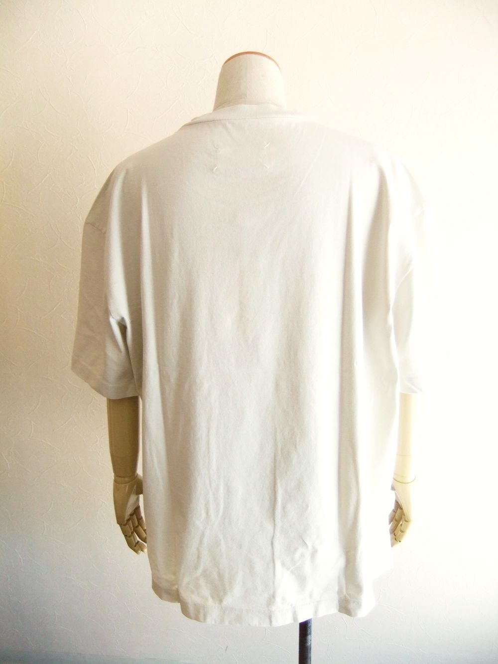【Maison Margiela】メンズ エンブロイダーロゴ Tシャツ Maison Margiela(メゾンマルジェラ)｜エンブロイダーロゴ T