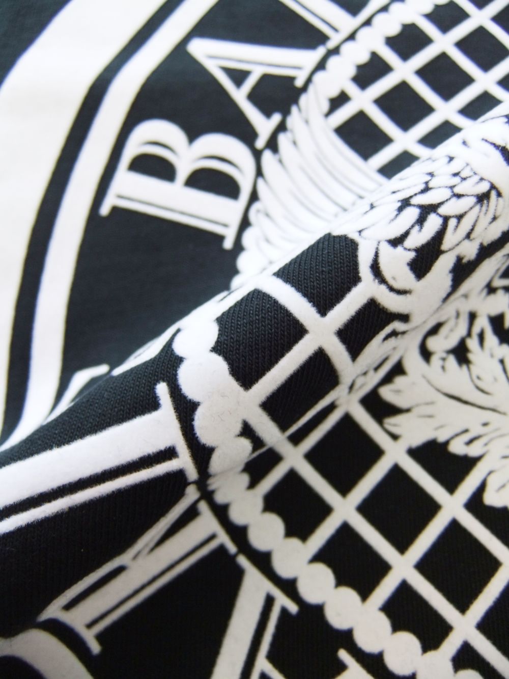 【BALMAIN】ベルベット メダリオン製 ロゴ コットン Tシャツ BALMAIN - ブラック コットン Tシャツ Balmain フロック