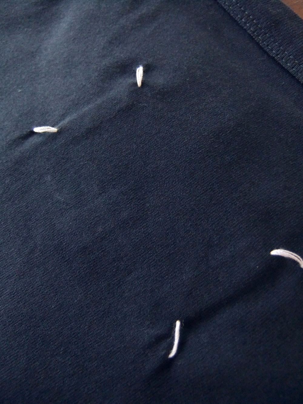 MAISON MARGIELA    (ネイビー) ディストーテッド ロゴ Tシャツ
