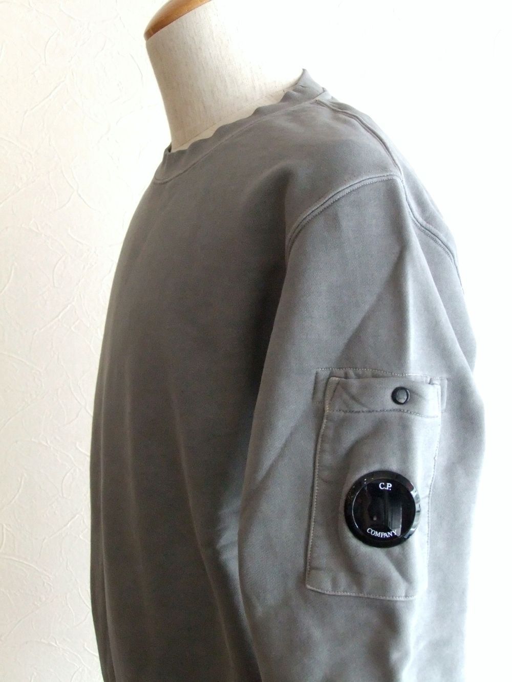 BRUSHED & EMERIZED DIAGONAL FLEECE  SWEATSHIRT  (グレー) クルーネック スウェットシャツ