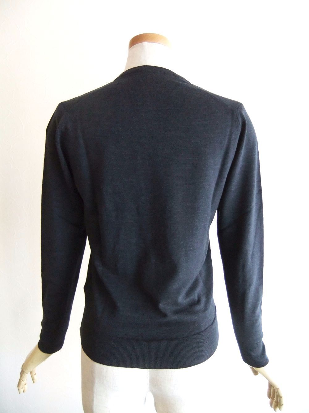 《LADIES》 CARA 30G ウール 長袖 Vネック ニット 【MODERN FIT】