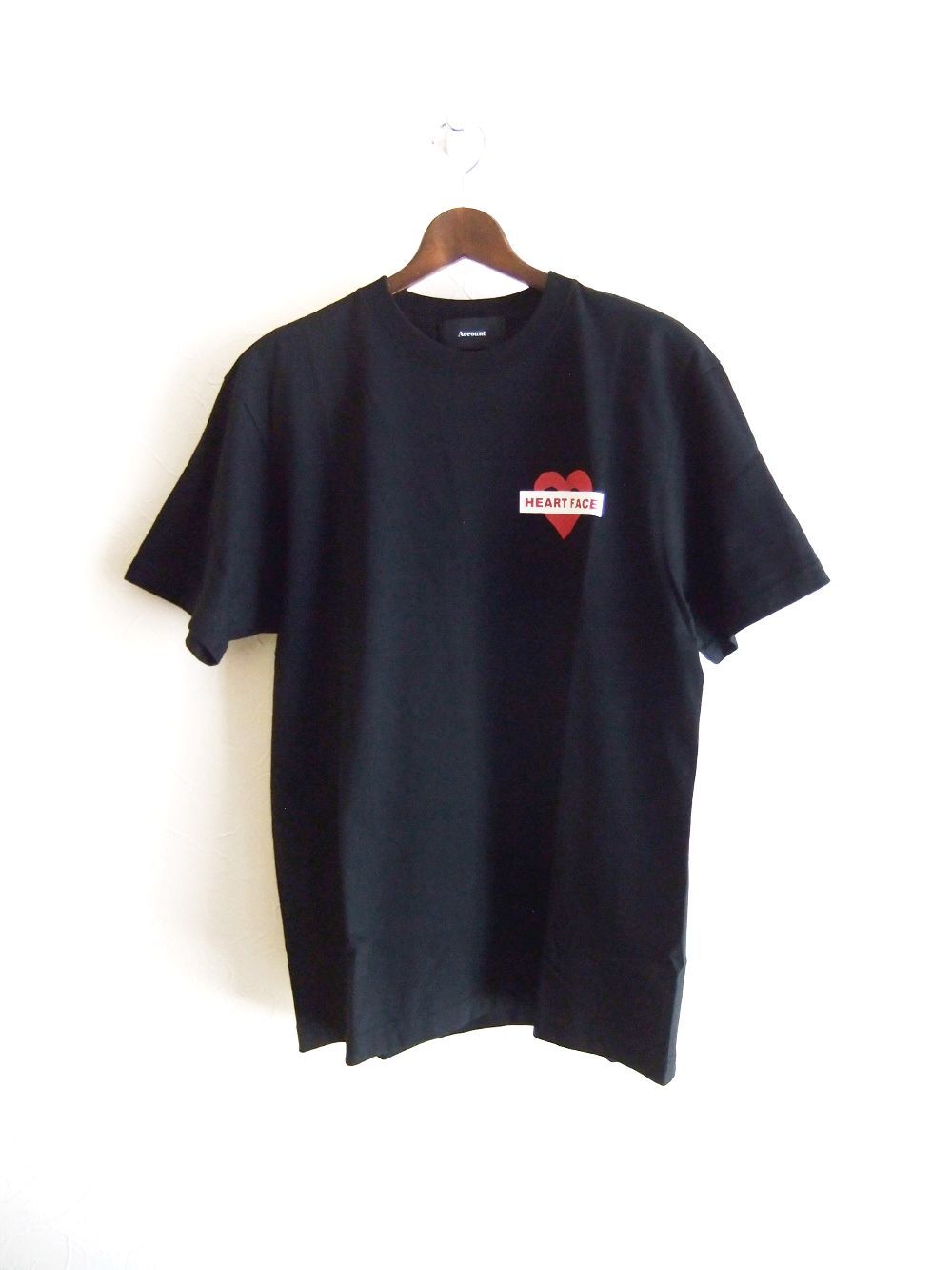 【MICALLE MICALLE Account】 HOMMAGE  HEART FACE T-SHIRT  (ブラック)   ロゴ T-SHIRT   MAB107TCA