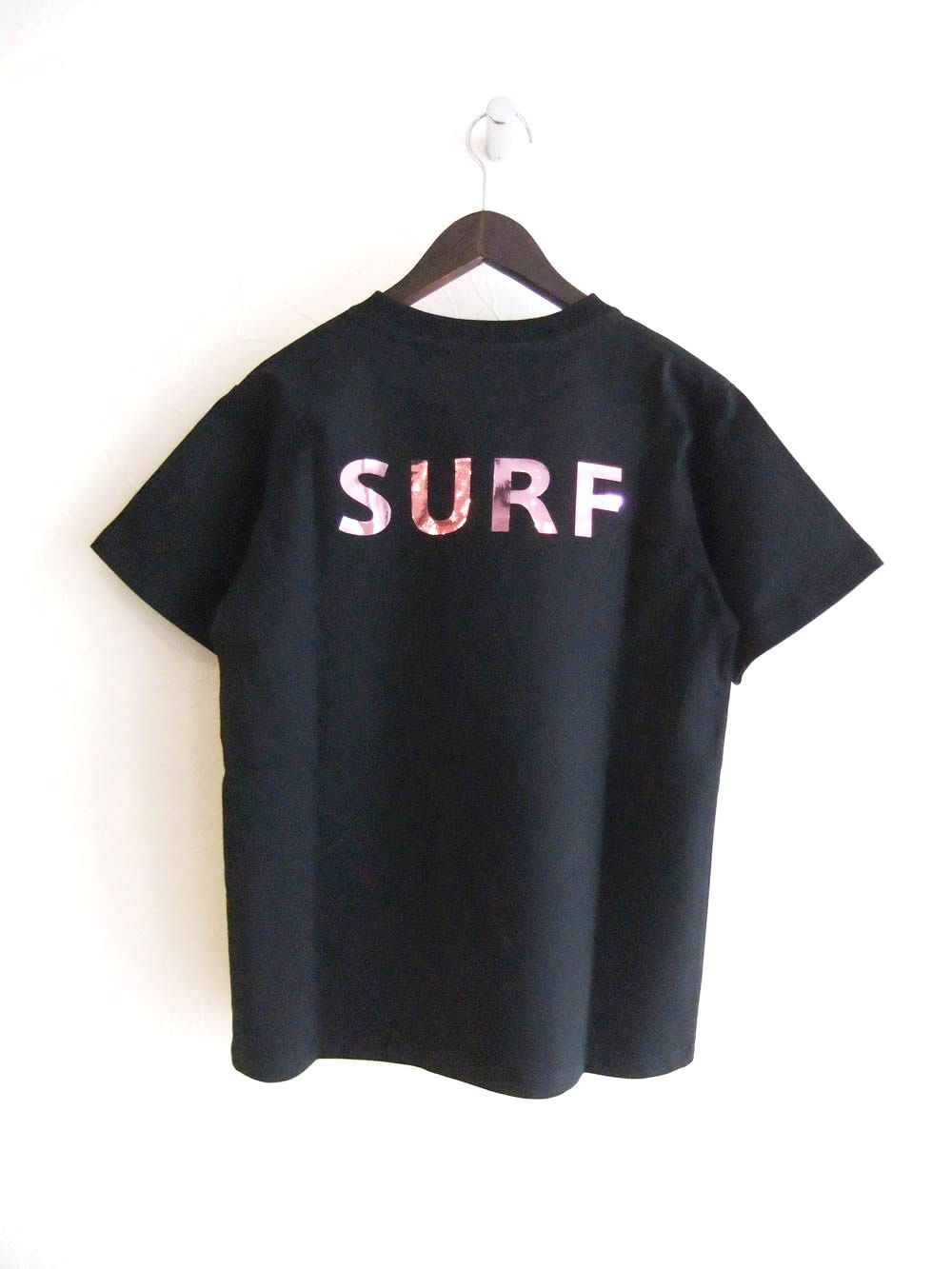 【MICALLE MICALLE Account】 SEA SURF FOIL T-SHIRT  (ブラック×メタリック ピンク)  ロゴ T-SHIRT   MAA110TEA