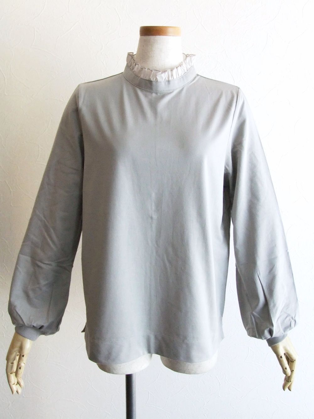 【Klassiek】 フリル付き スタンドカラー ブラウス Tシャツ  （グレー） K125502M