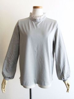 【Klassiek】 フリル付き スタンドカラー ブラウス Tシャツ  （グレー） K125502M