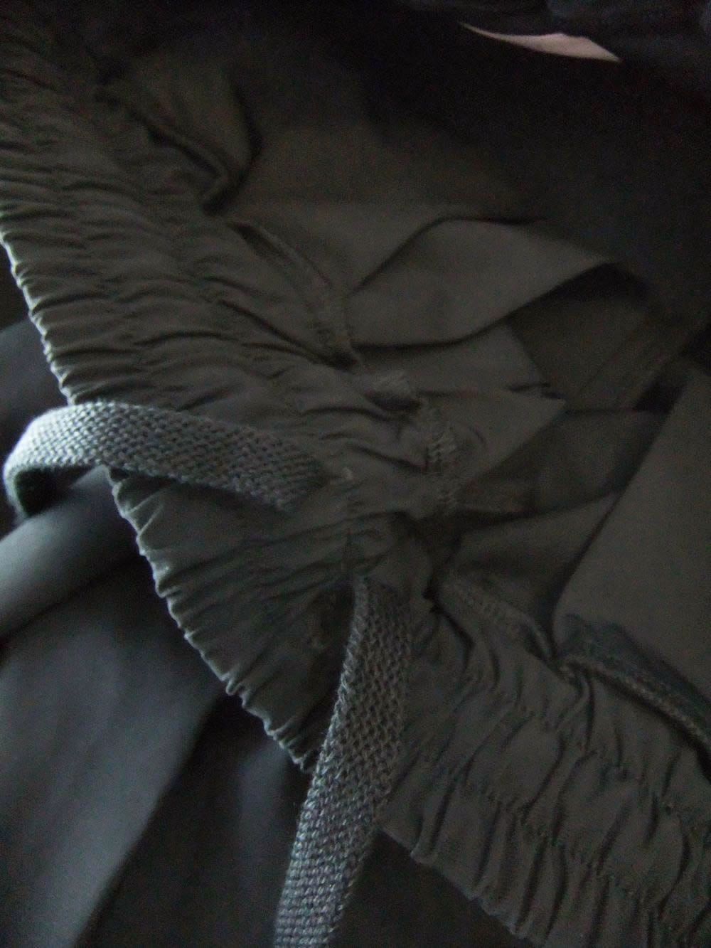 SHORTS OVER PINCES  (ブラック) ナイロン ストレッチ ハーフパンツ