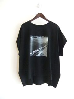 フォトプリント フロントスリット コクーン Tシャツ  (ブラック)  526978