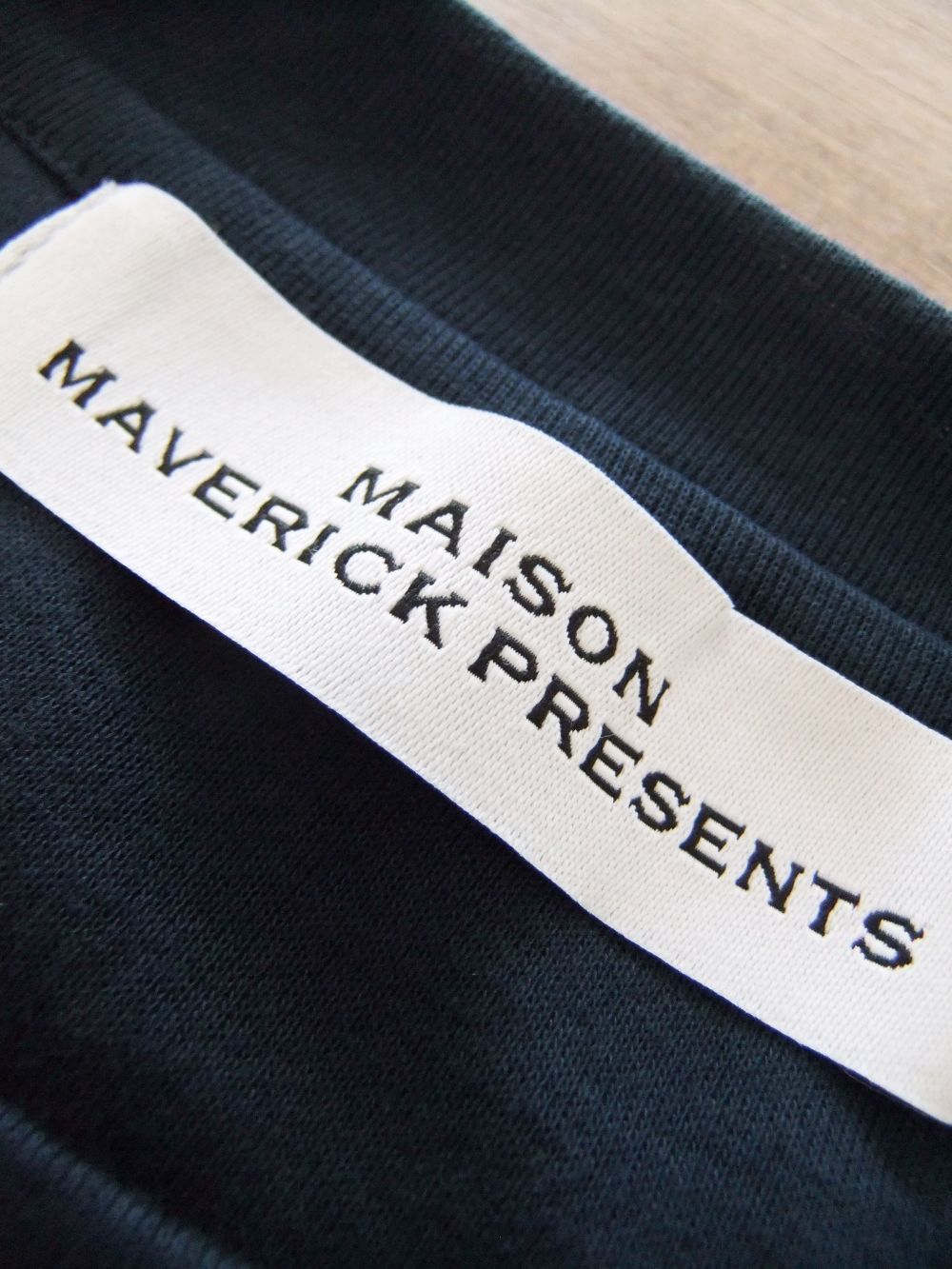 MAISON MAVERICK PRESENTS - ロープ 刺繍 ロゴ入り Tシャツ (ネイビー