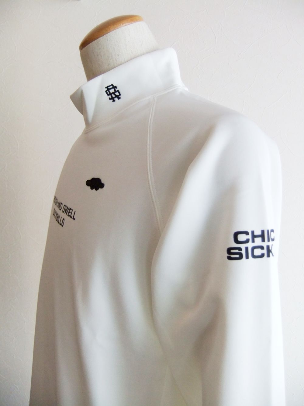 CHIK SICK MOCK L.S (ホワイト) ロゴ入り裏起毛 モックネック スウェットシャツ  RSM-23217
