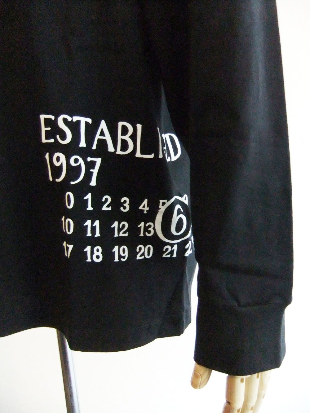 《MM➅》 Maison Margiela  (ブラック)  ロゴ  ロングスリーブ T シャツ