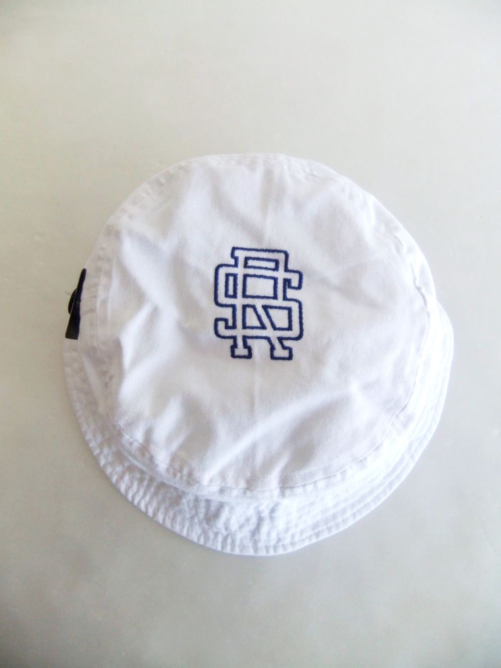 【在庫限り】 rough ハット ロゴ入り (ホワイト) HAT LOGO ROYAL - swell & メンズウェア