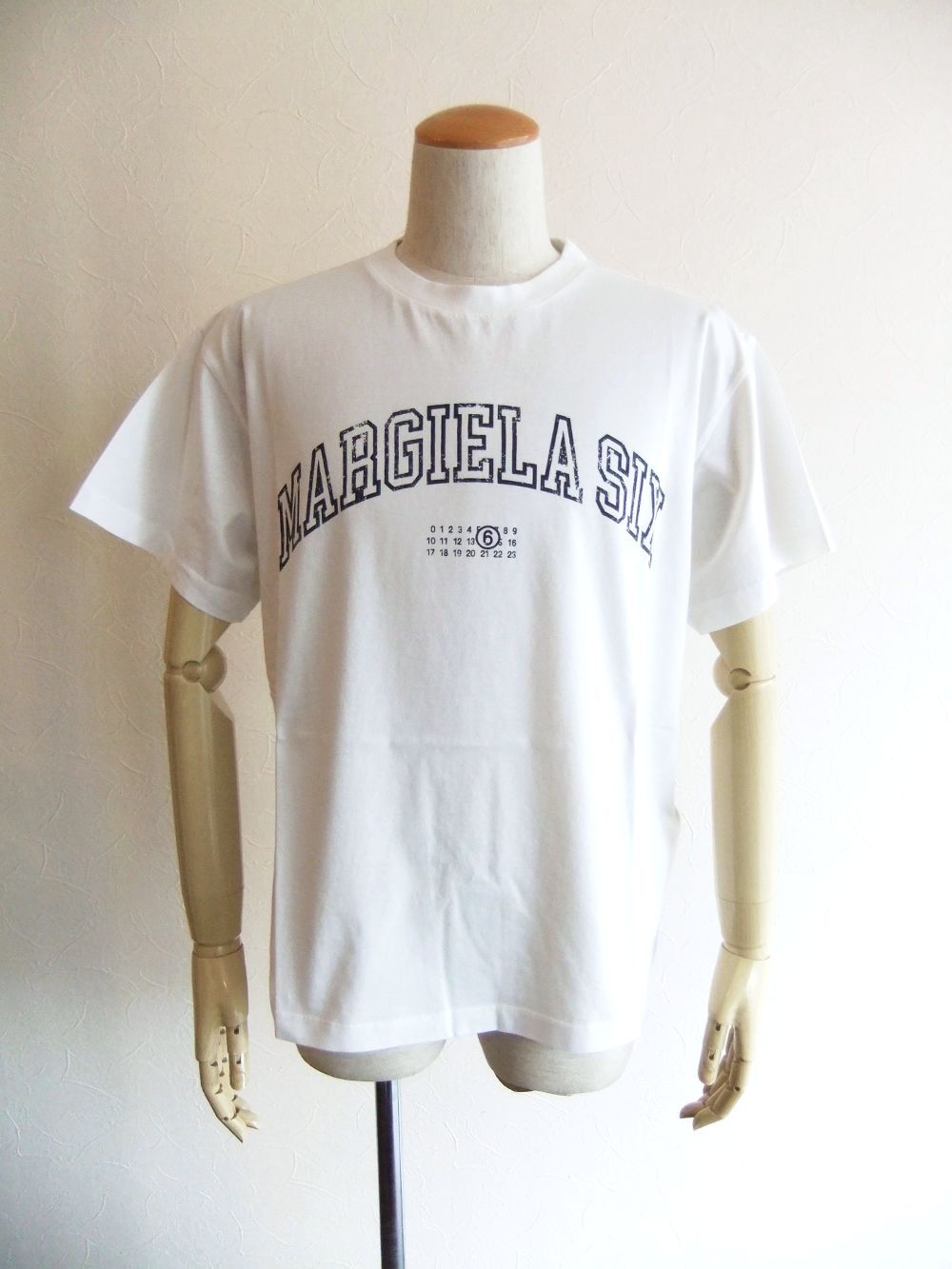 《MM➅》 Maison Margiela  (ホワイト)  LOGO PRINT T-SHIRT  ロゴTシャツ