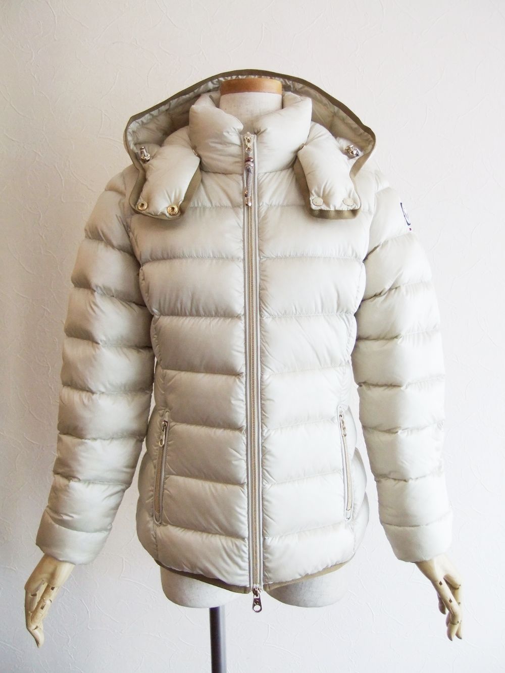 《LADIES》 STELLA  (オフホワイト) シャイニーナイロン ダウンブルゾン  32550