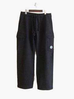 DIAGONAL RAISED FLEECE CARGO LENS SWEATPANTS   (ブラック) スウェット カーゴパンツ