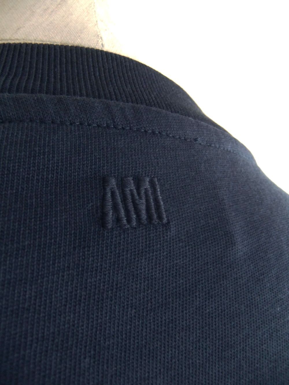 【ユニセックス】AMI DE COEUR Tシャツ  （ネイビー）  ロゴ パッチ 半袖 Tシャツ