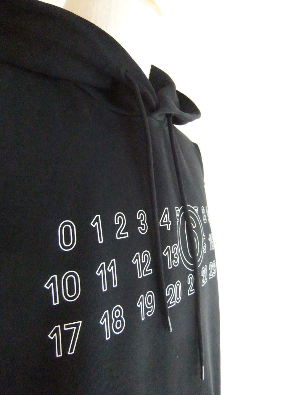 《MM➅》 Maison Margiela  (ブラック)  ロゴ プルオーバー パーカー