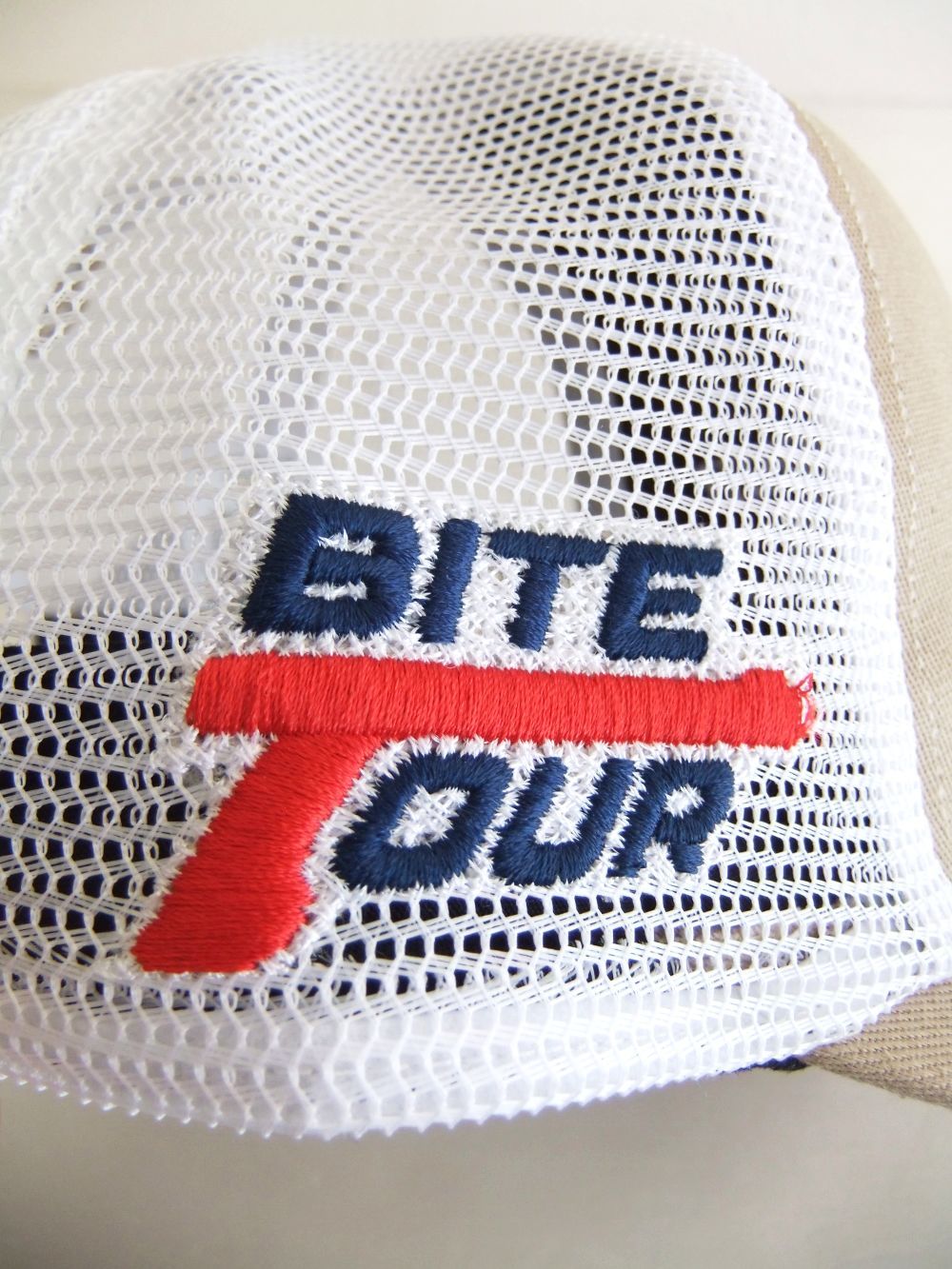 RED IRON MESH CAP  (ベージュ)   ロゴ入りキャップ    RSA-24005