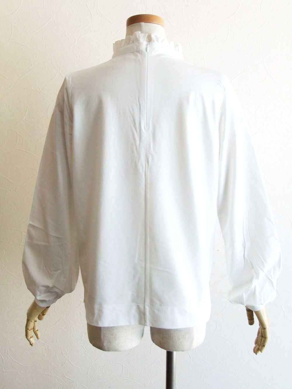 【Klassiek】 フリル付き スタンドカラー ブラウス Tシャツ  （ホワイト） K125502M
