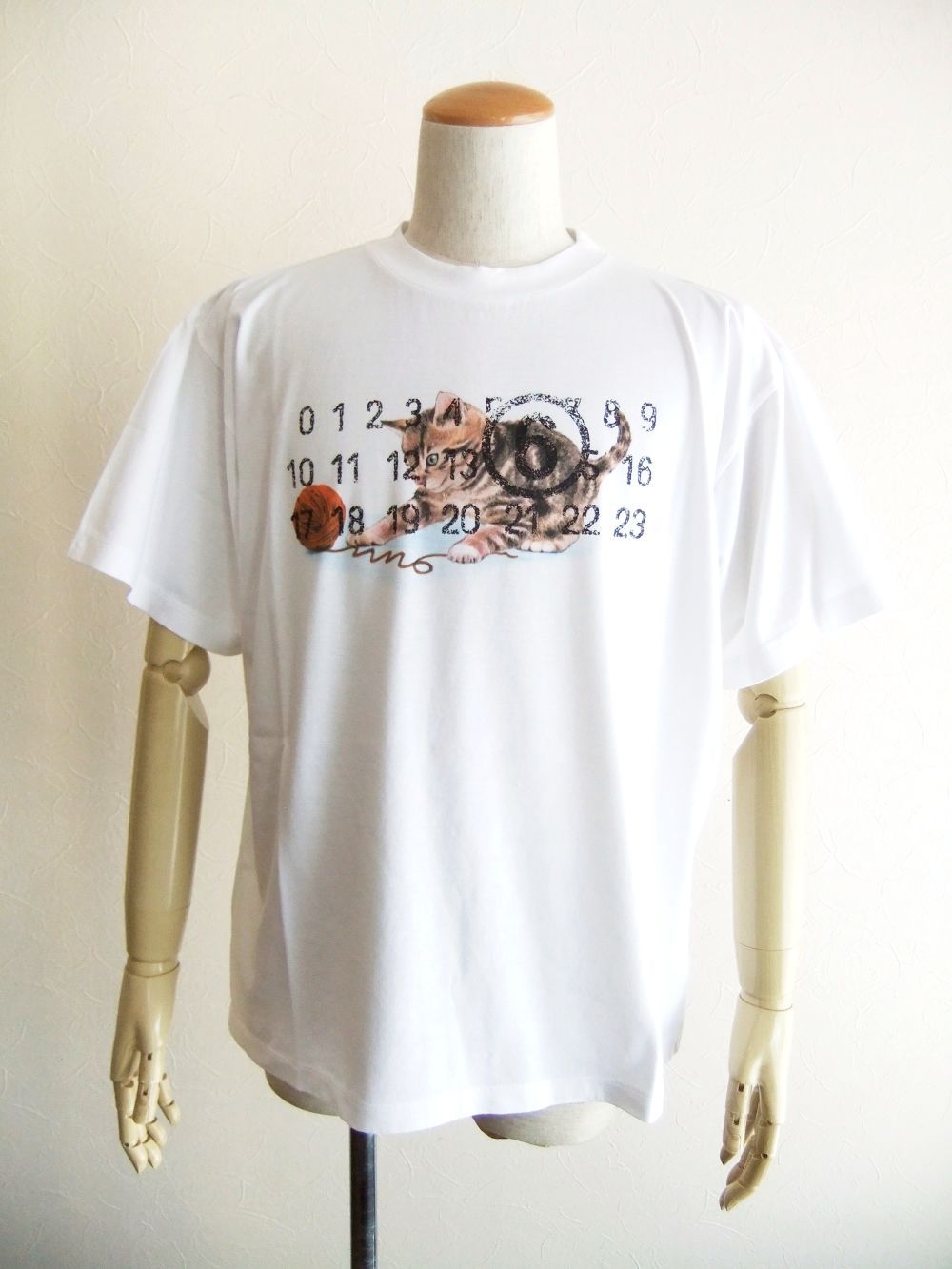 Maison Margiela - 《MM➅》 Maison Margiela CAT / LOGO PRINT T-SHIRT (ホワイト)  ロゴTシャツ | 4.444glad