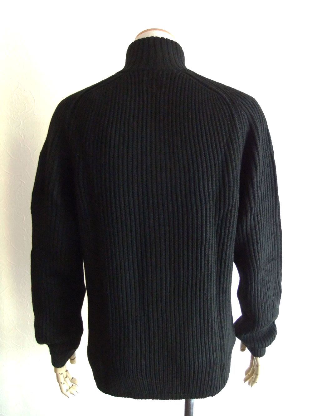 MERINO WOOL ZIPPED JUMPER   (ブラック) リブ編みZIPスタンドカラーセーター