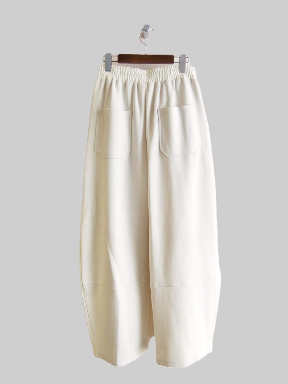 【jeune】 ポンチ タック入り バルーン パンツ   (オフホワイト)  J152634M
