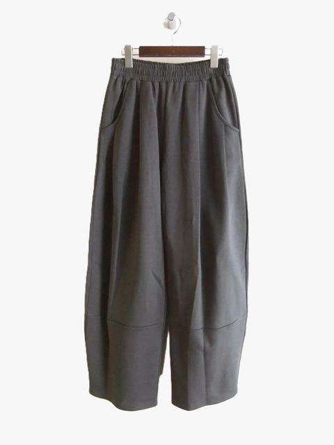 【jeune】 ポンチ タック入り バルーン パンツ   (チャコールグレー)  J152634M