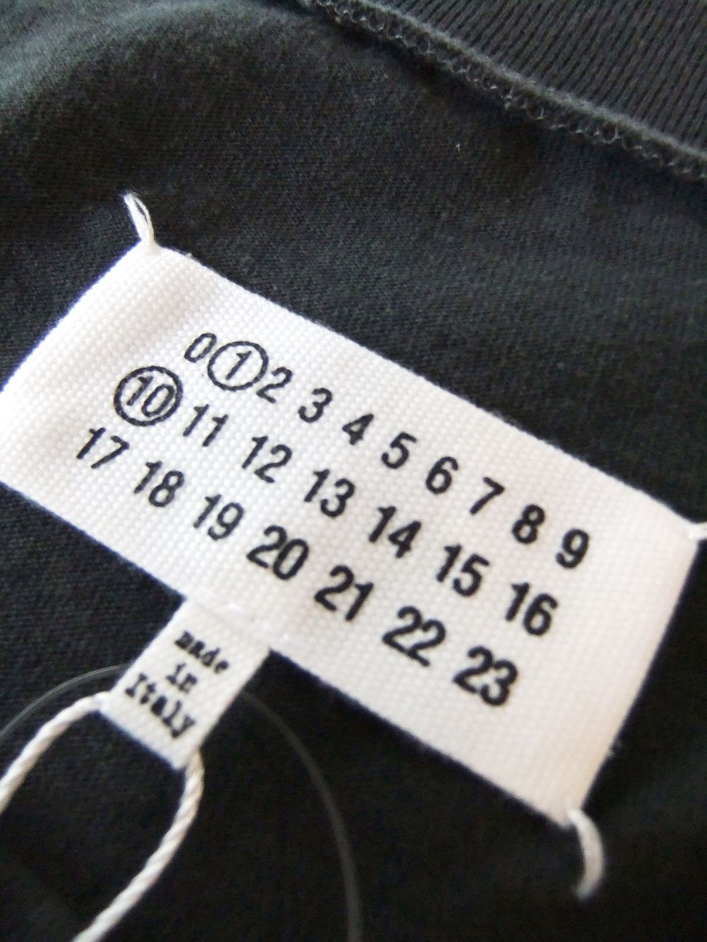 MAISON MARGIELA   (ブラック)  エンブロイダー ロゴ Tシャツ