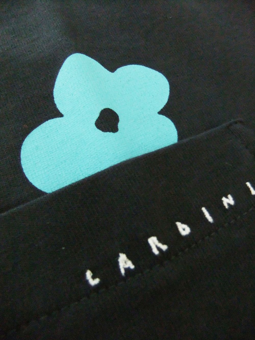 No Rain No Flower  ポケット付き クルーネック Tシャツ (ブラック)