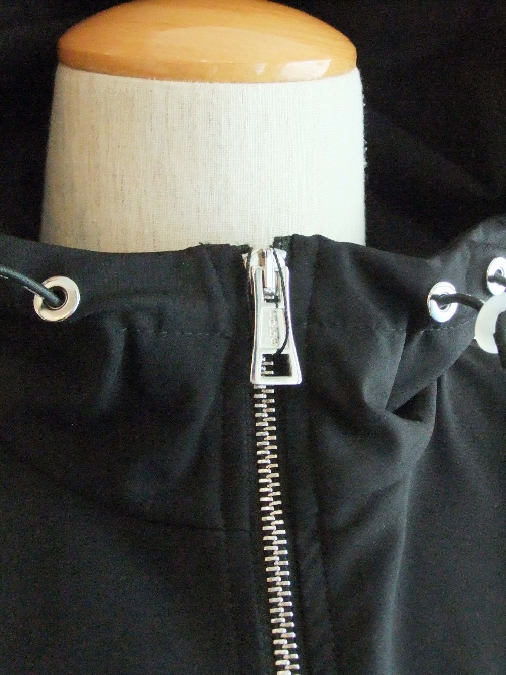 INVISIBLE    スーパーストレッチパーカー