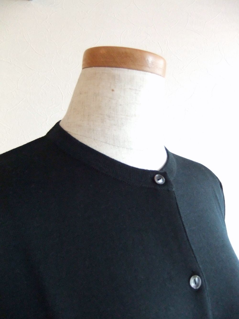 《LADIES》 MILLY  30G ウール クルーネック カーディガン 【MODERN FIT】