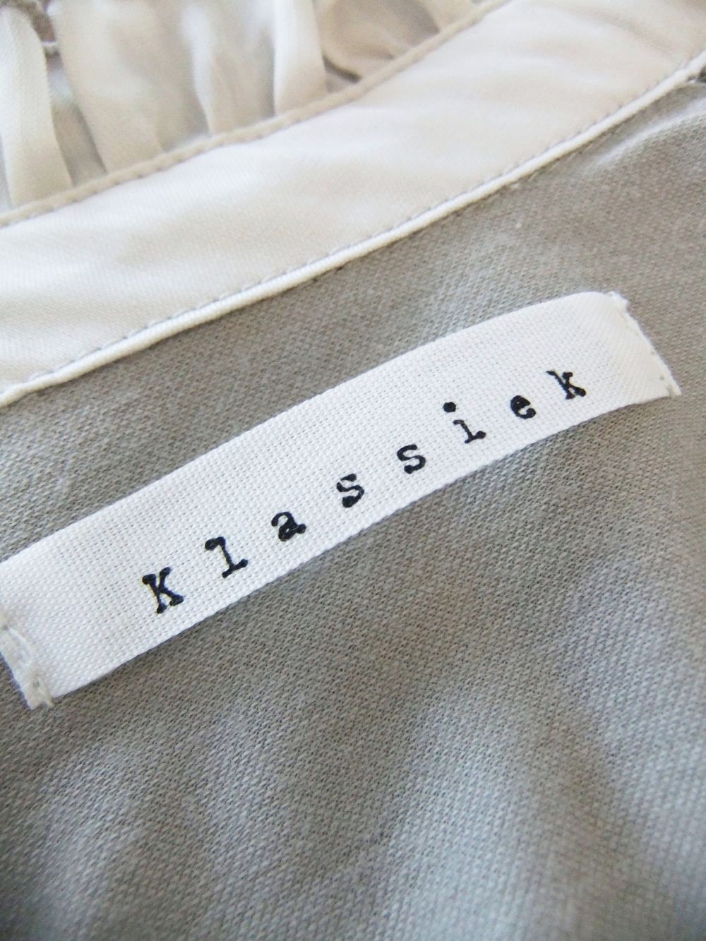 【Klassiek】 フリル付き スタンドカラー ブラウス Tシャツ  （グレー） K125502M