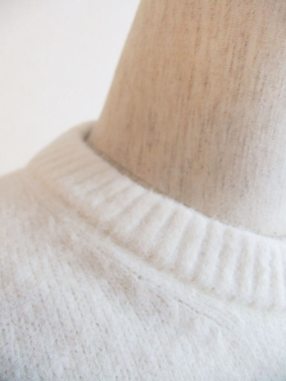 FLEECE KNIT SWEATER   (ホワイト) ウール クルーネック セーター